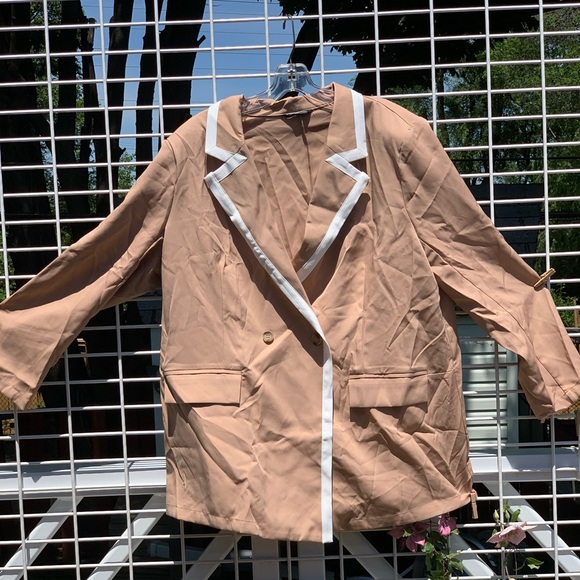 Cream/tan blazer with white trim - Picture 6 of 7